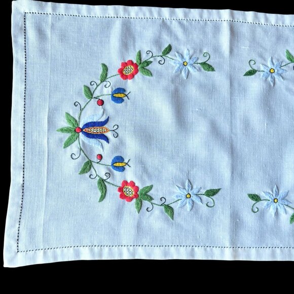 Polish Kaszuby Embroidered Floral Linen Table Runner Made in Poland - Picture 4 of 6